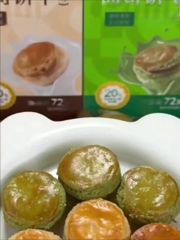 A 44G (72G*2 Boxes) Snack Featuring a Milk And Matcha Flavored Hamburger Sandwich Biscuit, Perfect for Breakfast, Afternoon Tea, Or As a Light Office Snack